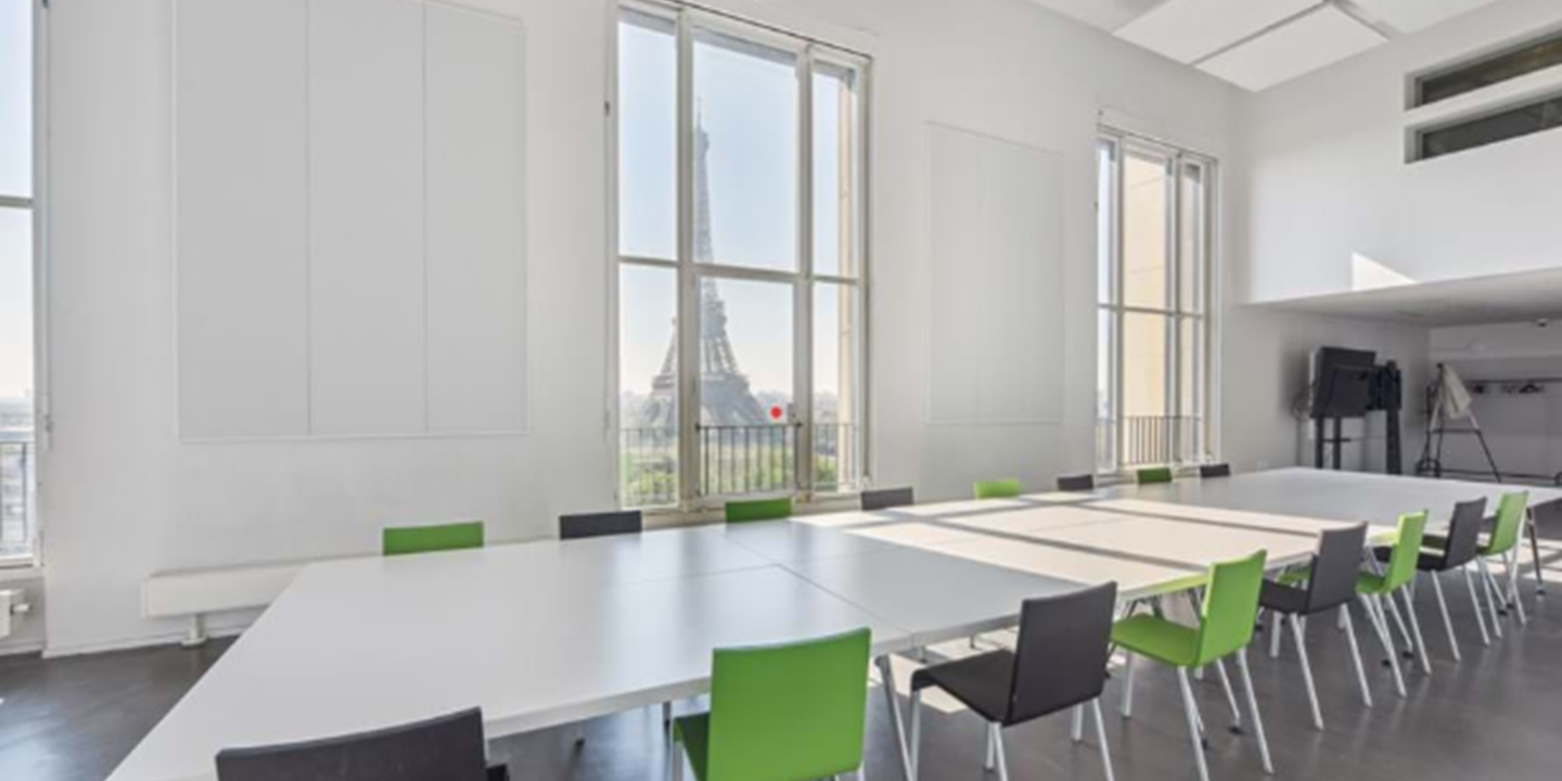 Salle de réunion avec panneaux muraux acoustiques et vue sur la Tour Eiffel
