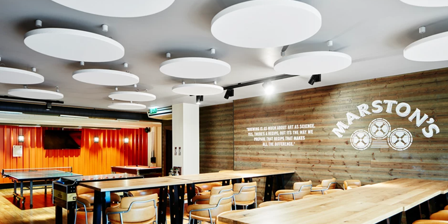 salle de détente avec îlots acoustiques ronds au plafond