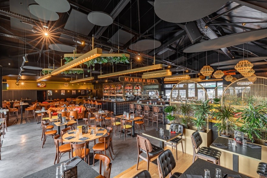 salle de restaurant moderne design avec îlots acoustiques ronds au plafond