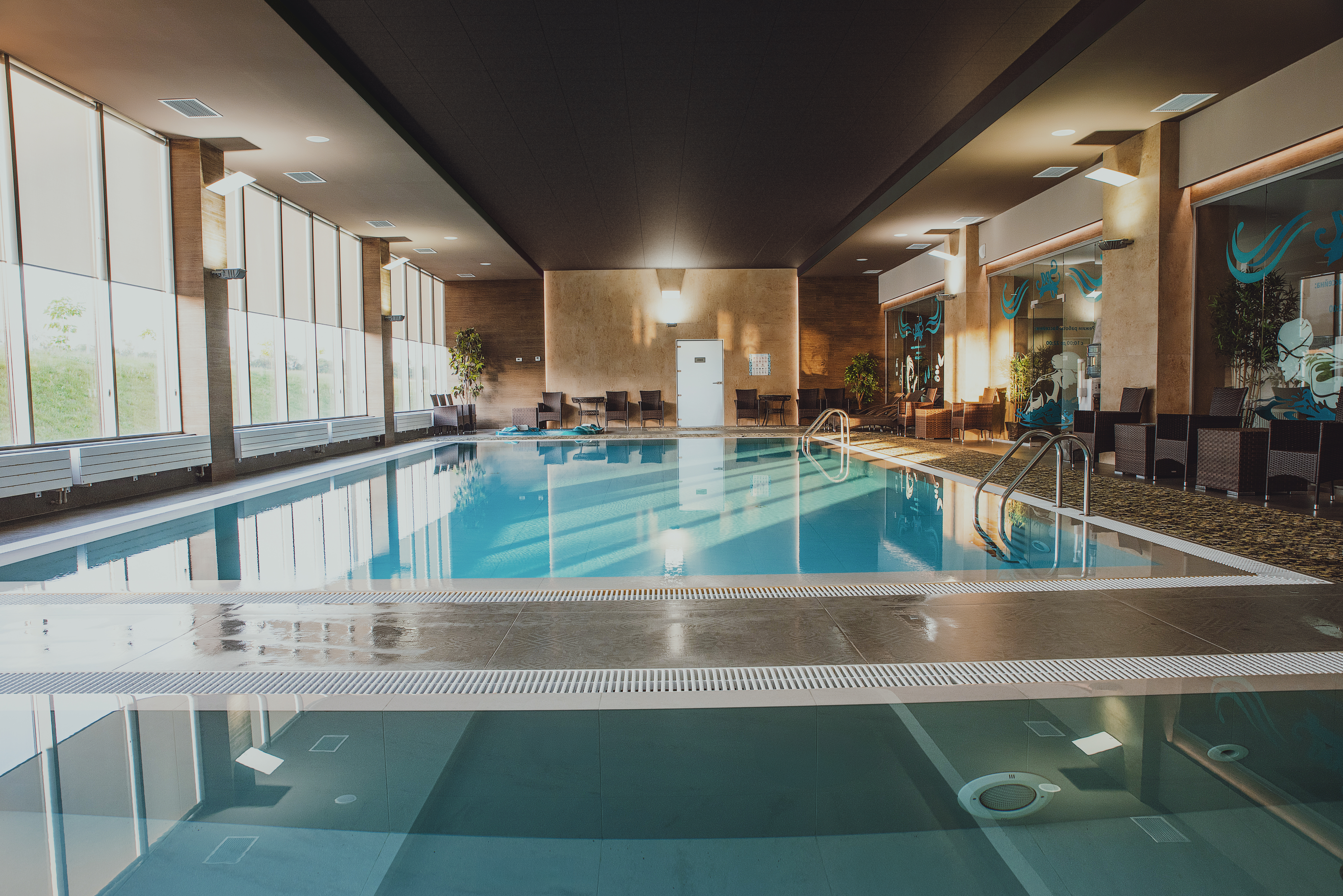 Exemple de plafond Ecophon Hygiene™ Black dans un environnement humide.