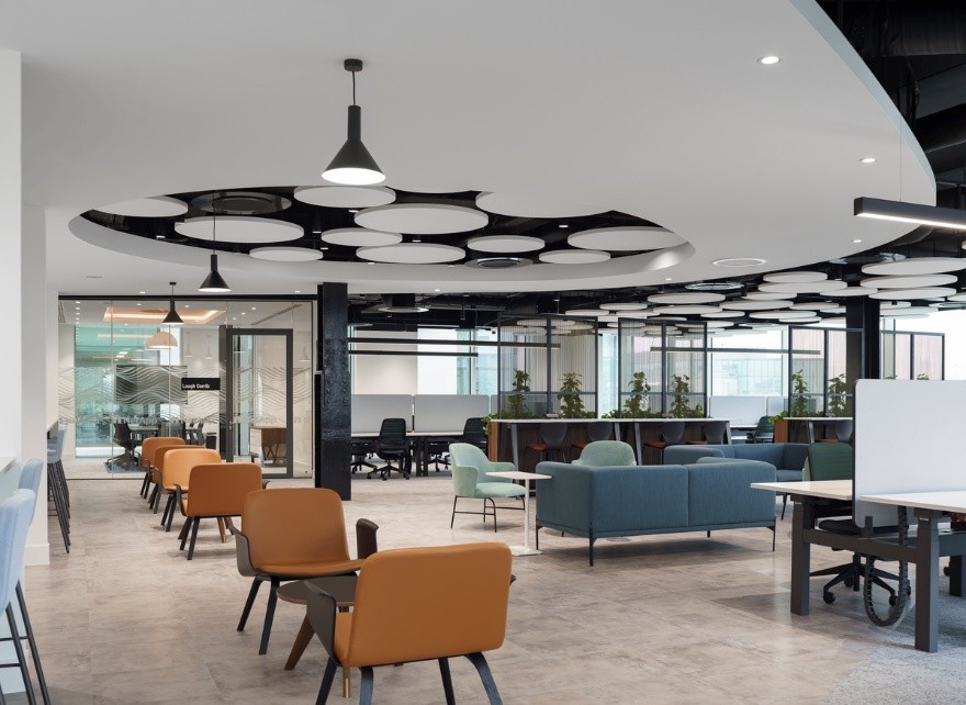 salle moderne avec chaises et canapés et îlots acoustiques au plafond
