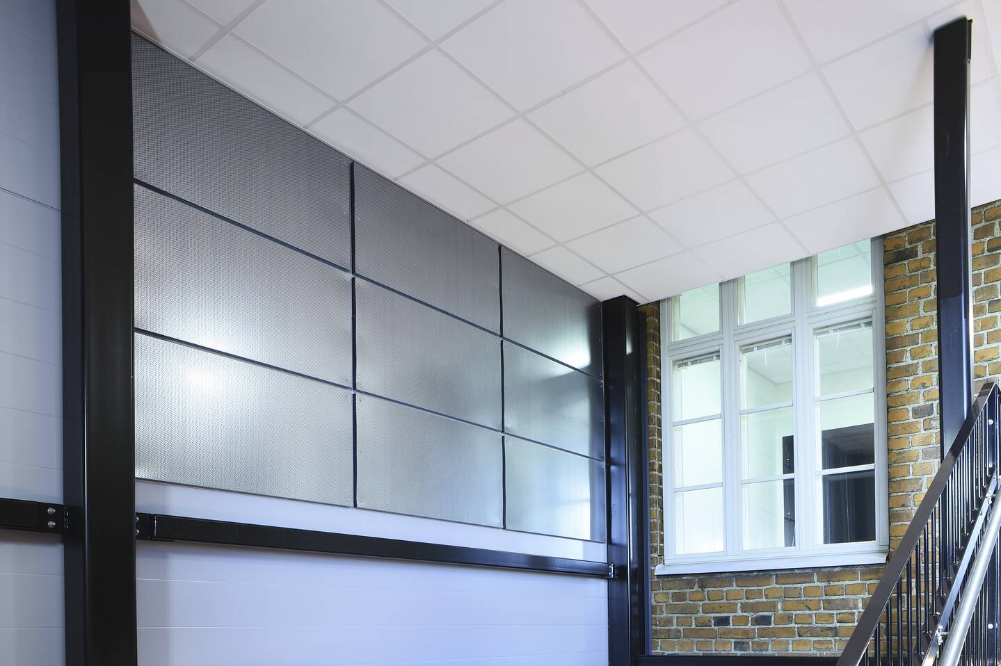 Porraskäytävän Ecophon Industry RTP -reikäpeltilevyt