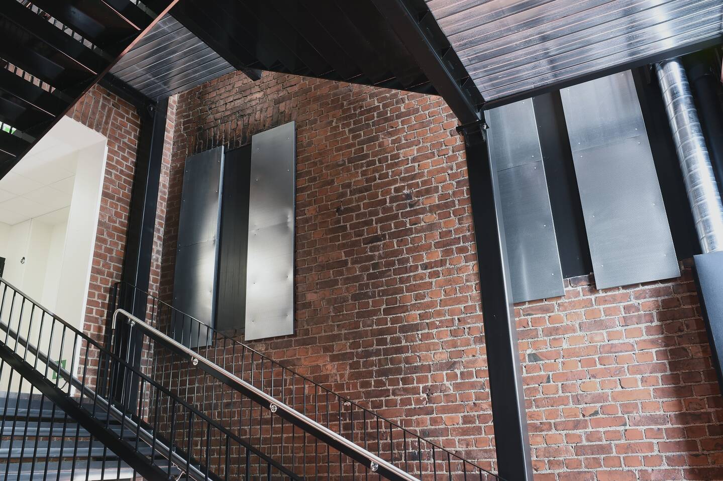 Porraskäytävän Ecophon Industry RTP -reikäpeltilevyt