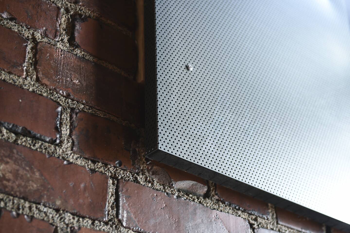 Porraskäytävän Ecophon Industry RTP -reikäpeltilevyt, lähikuva