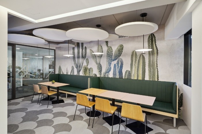 Salle avec îlots acoustiques ronds en intérieur design
