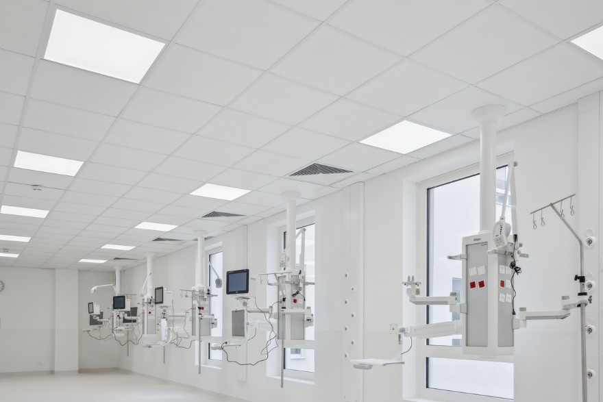 salle médicale avec panneaux acoustiques au plafond et équipements médicaux 