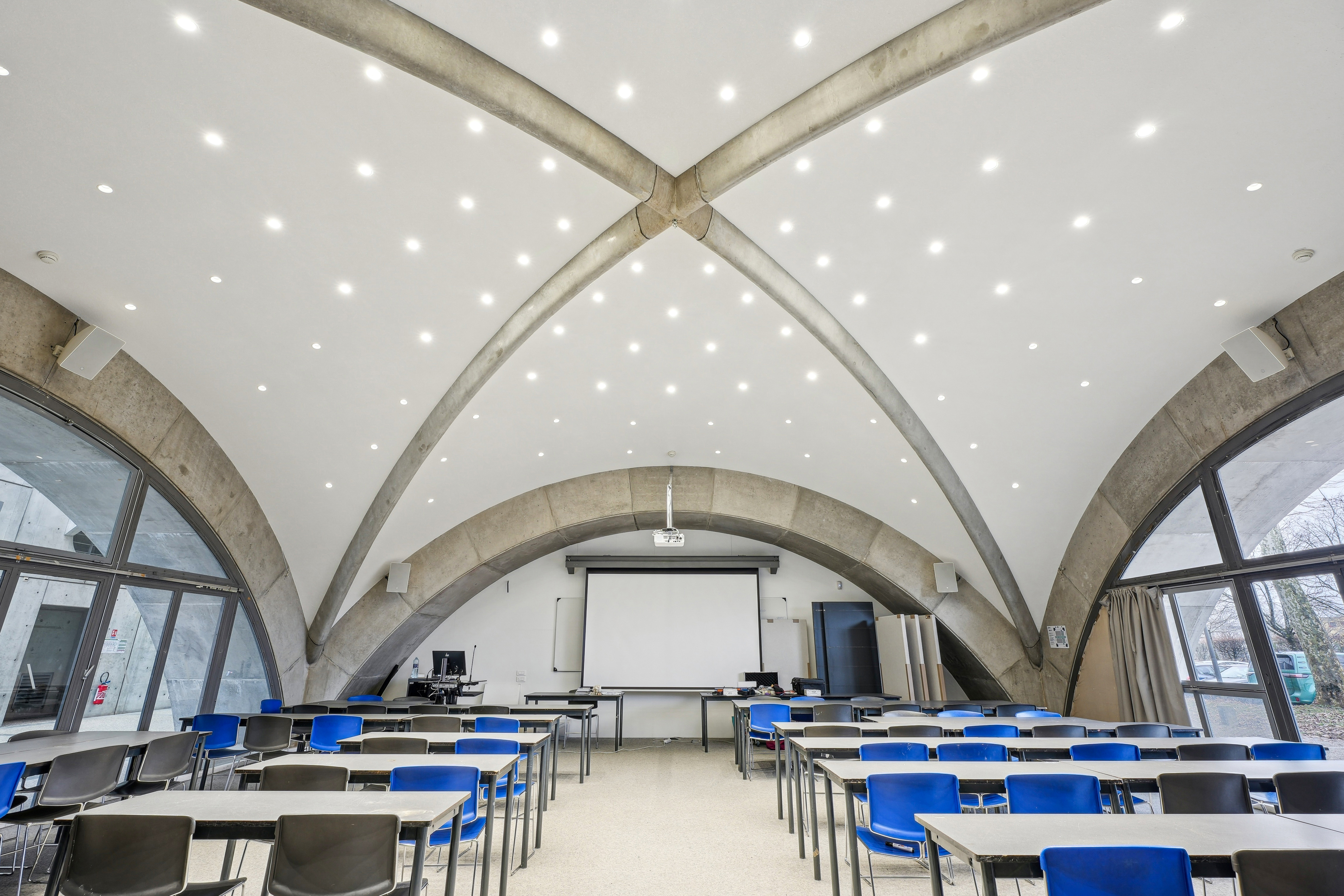 Bâtiments historiques : respect de l’identité architecturale grâce à l’absence de joints visibles (non visible sur le site internet)