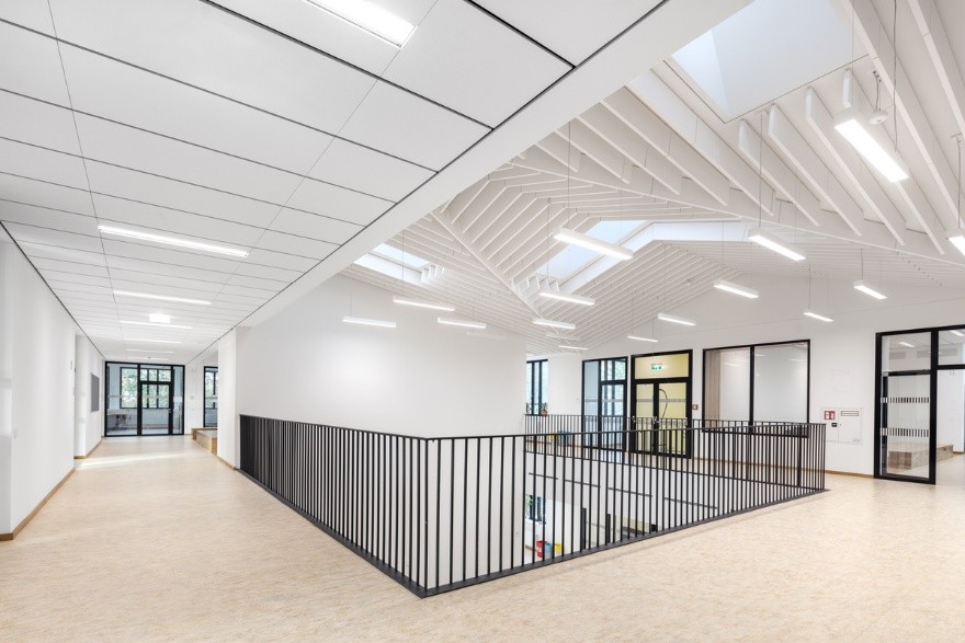 Couloirs modernes et design avec panneaux et baffles acoustiques au plafond