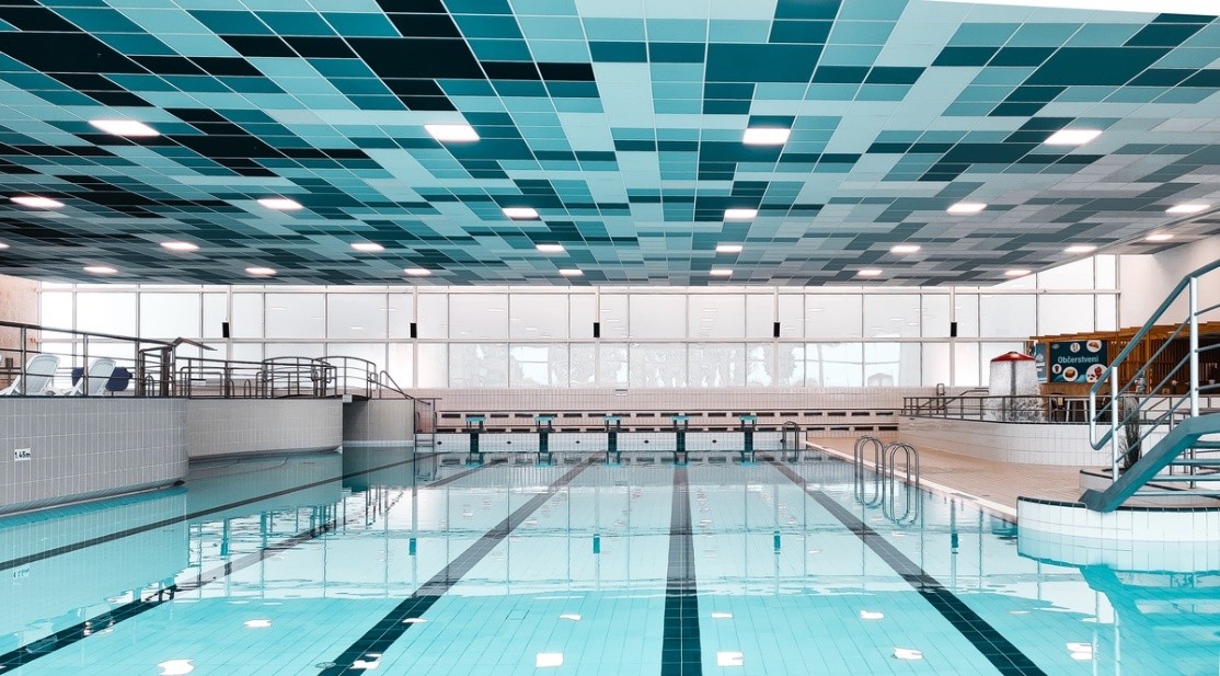 piscine avec solutions acoustiques au plafond colorées bleu