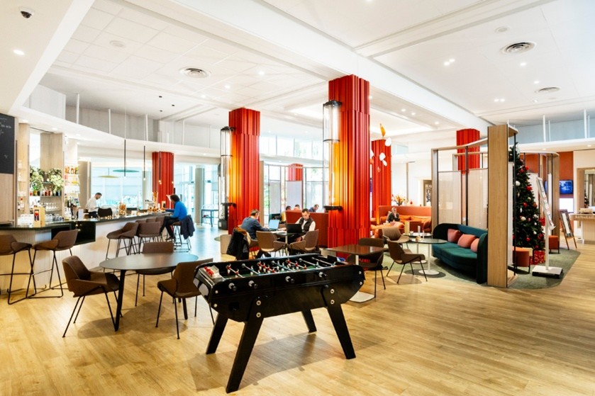 salle de détente avec panneaux acoustiques au plafond