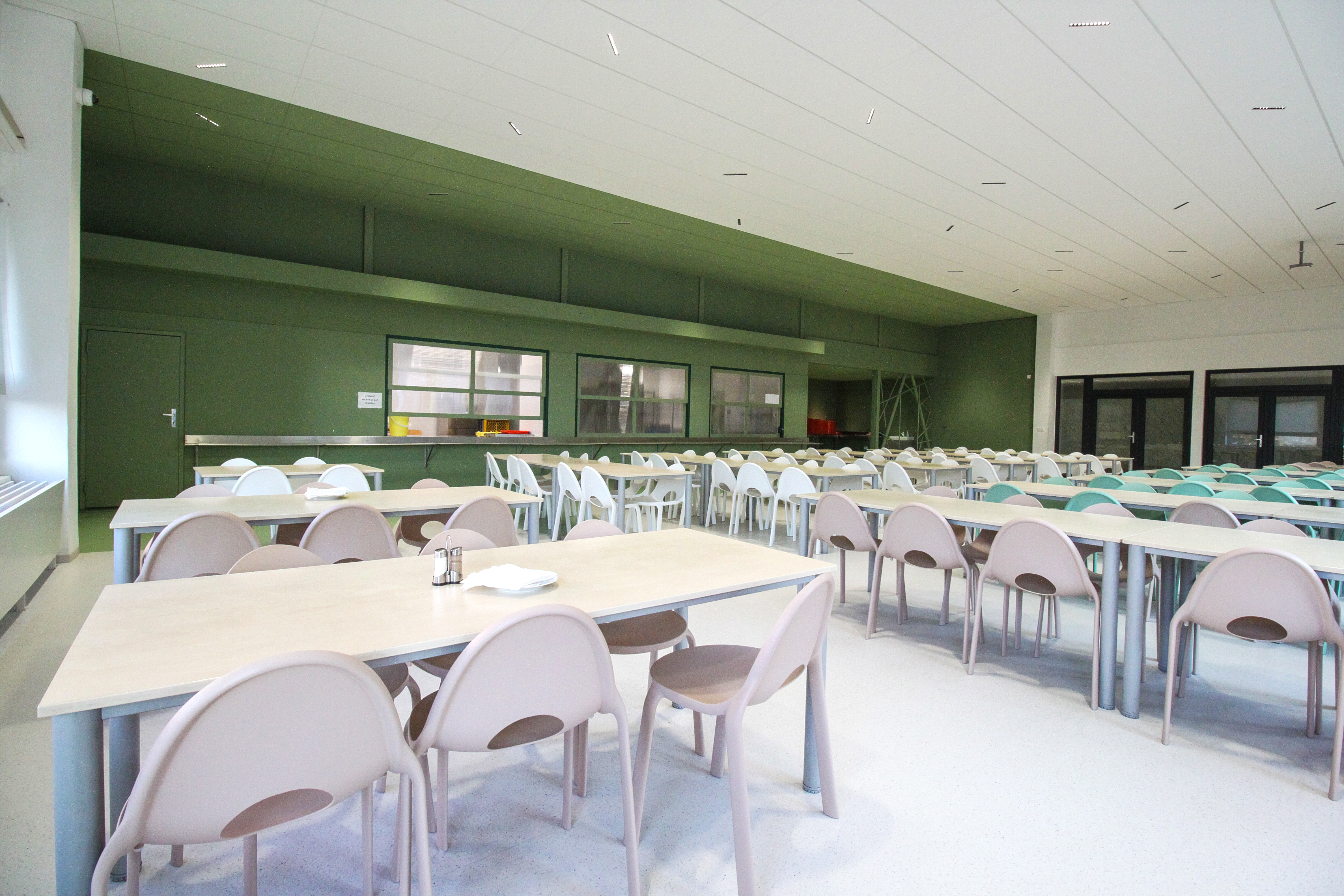 Skvelý nápad, ktorý ladí – kombinácia bielej a zelenej farby efektívne oddelila obslužný priestor od zóny na jedenie, čím vytvorila harmonický a funkčný dizajn.