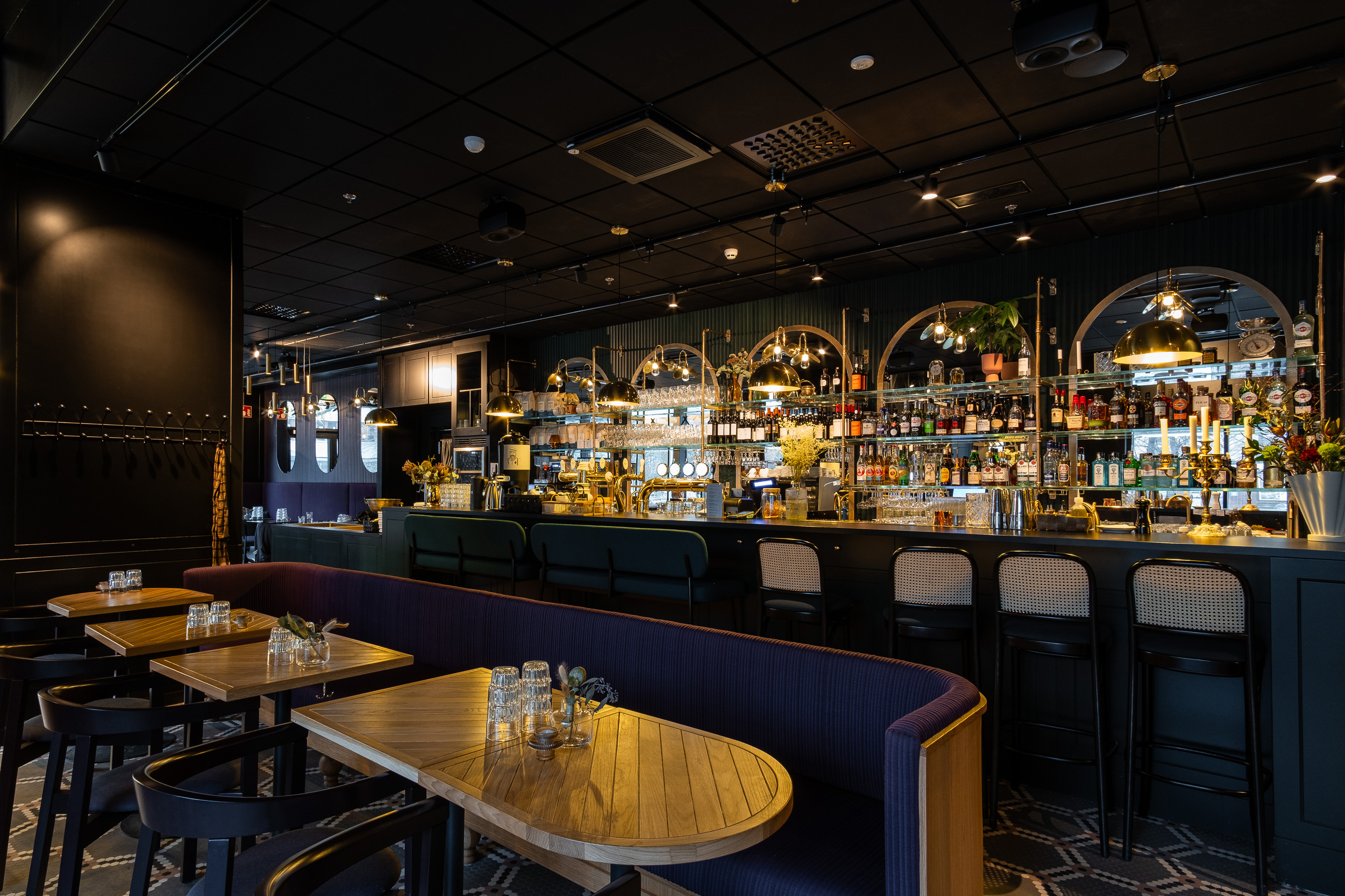 Ravintola Alfredin pöytiä ja baaritiski