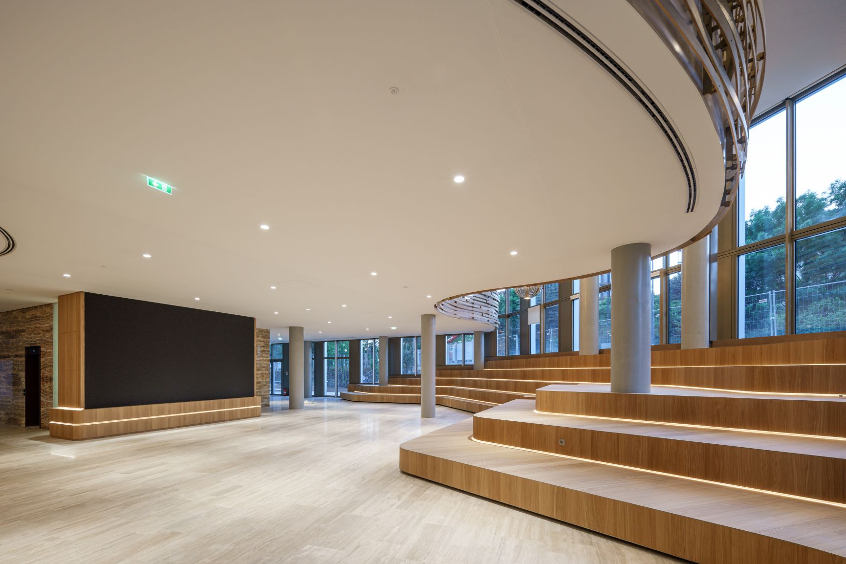Photo de l'intérieur du bâtiment avec toile technique au plafond-3.