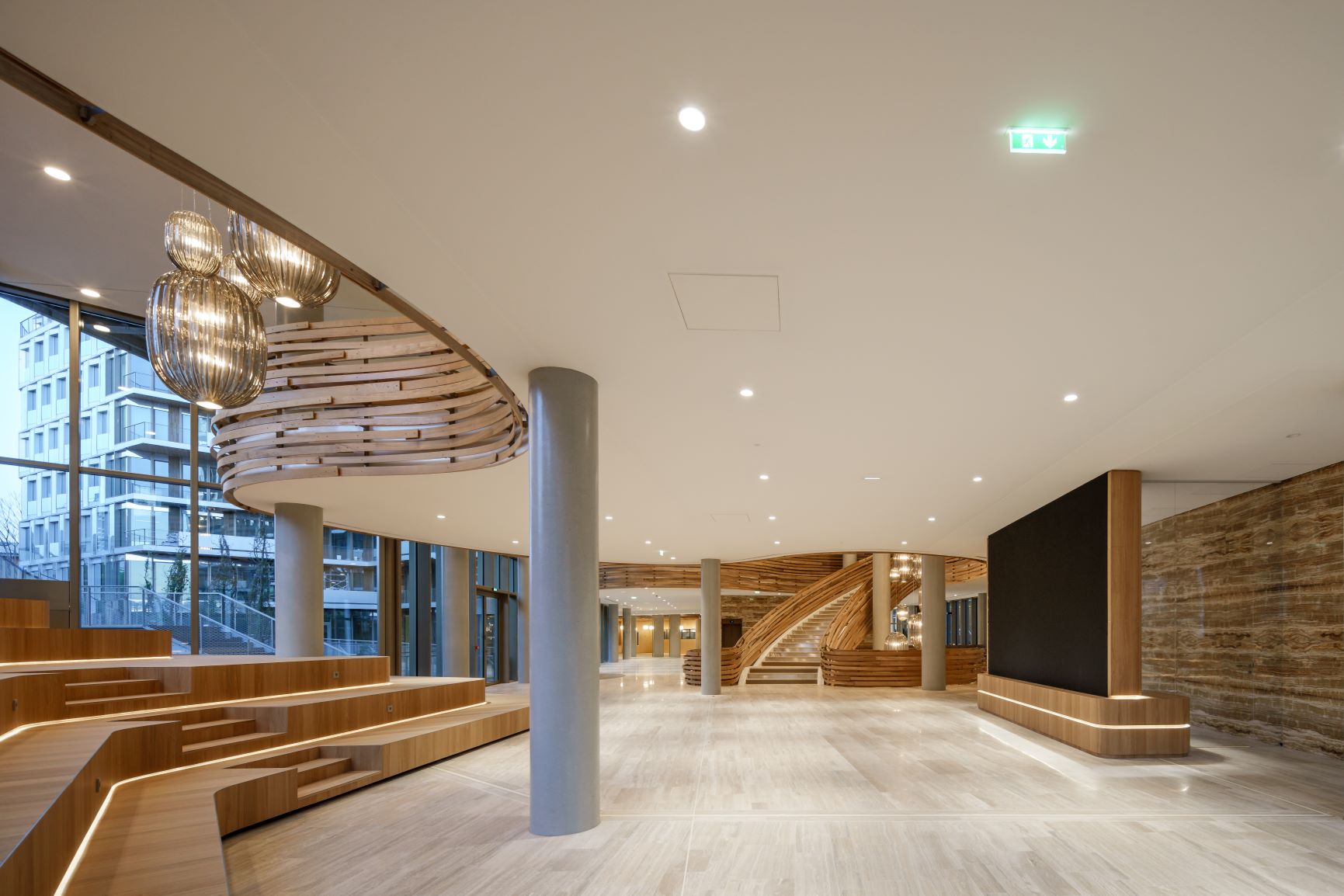 Photo de l'intérieur du bâtiment avec toile technique au plafond.