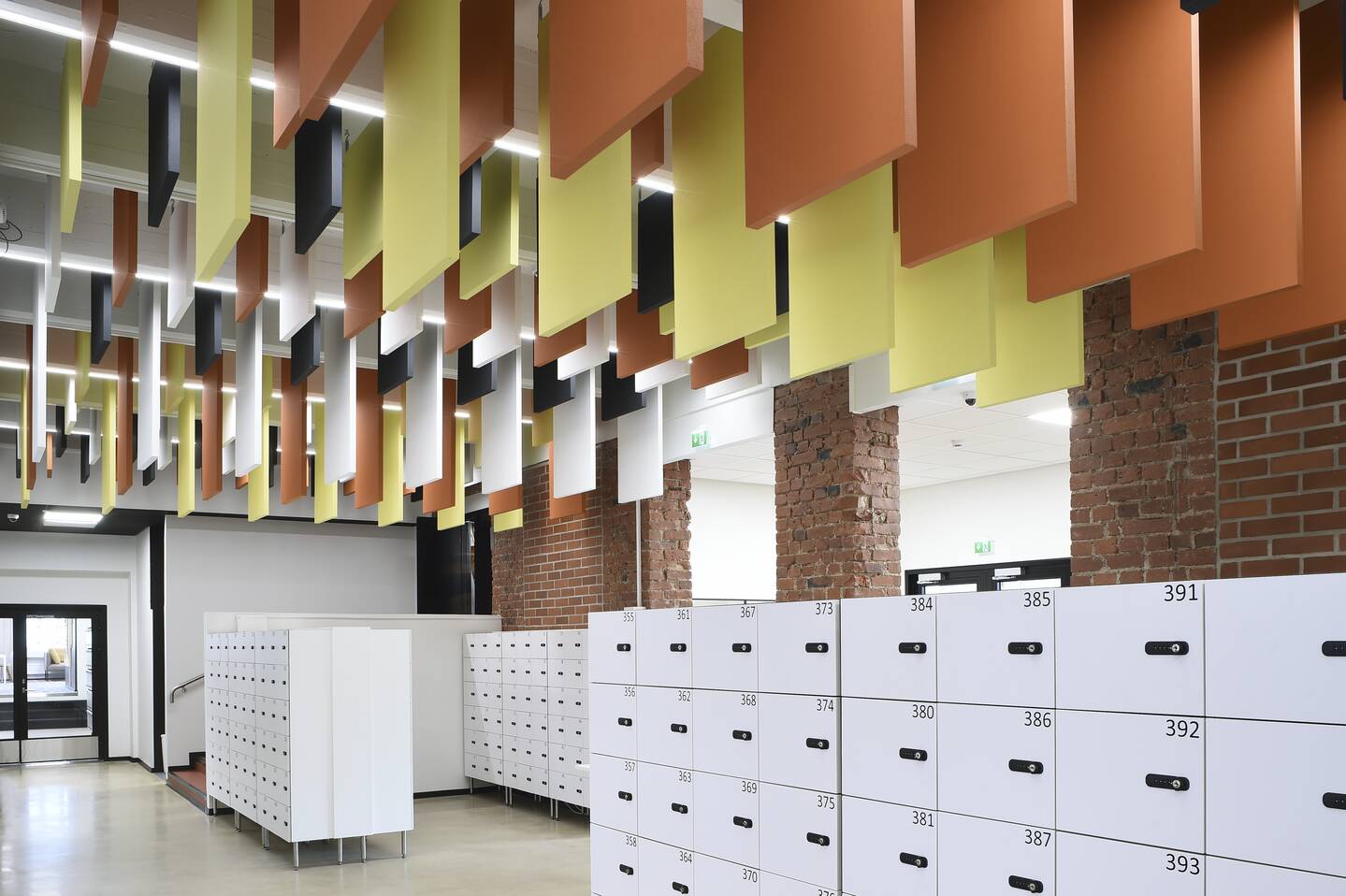 Koulun aulassa riippuvat Solo Bafflet