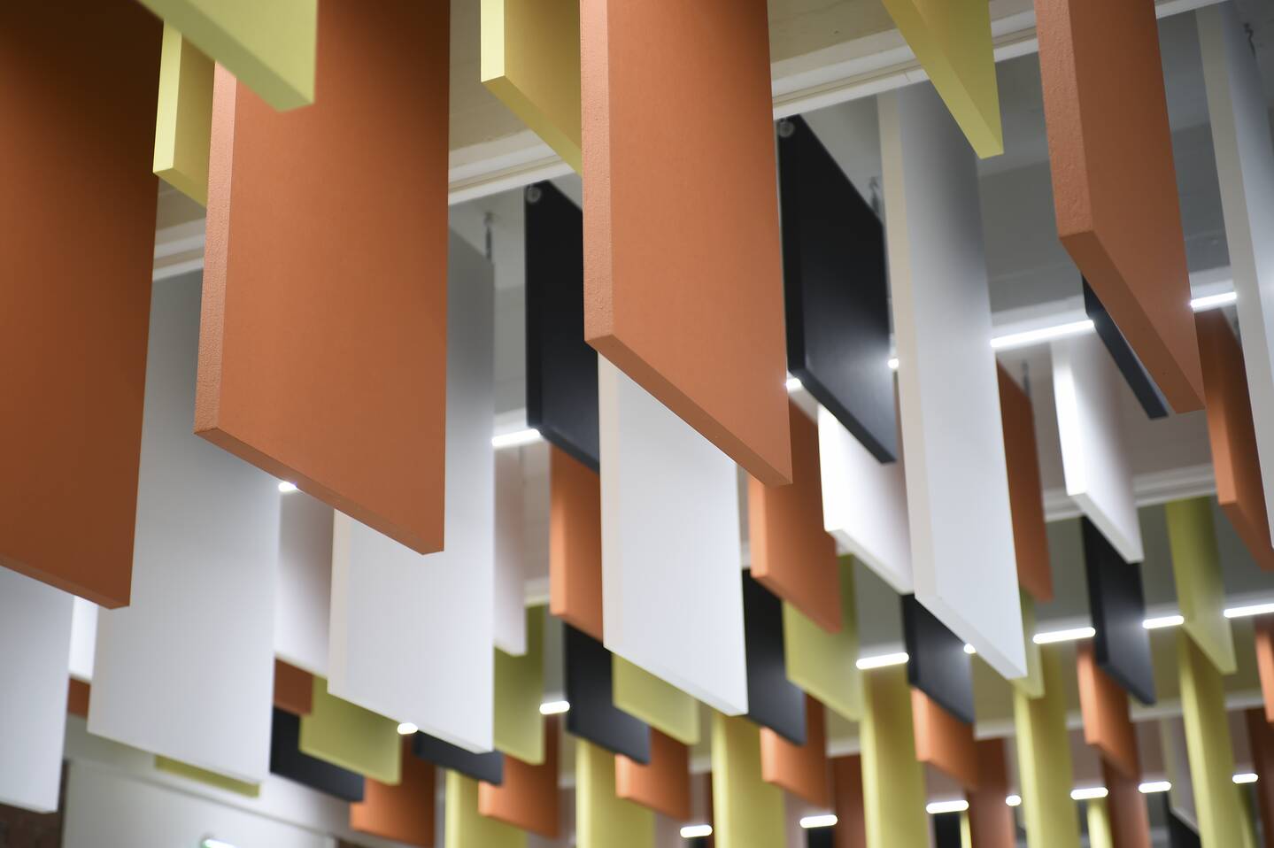 Koulun aulassa riippuvat Solo Bafflet