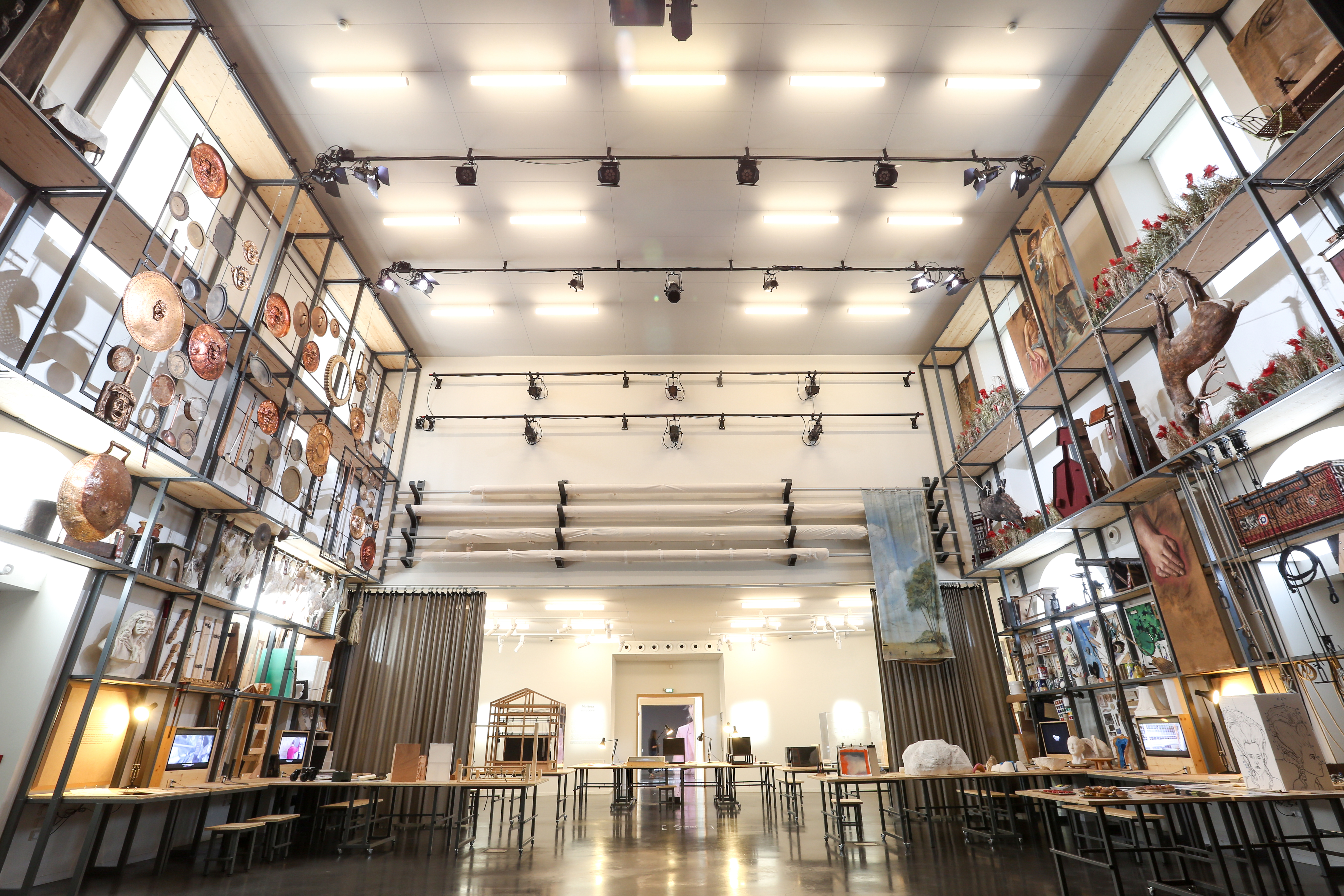 Photo de l'intérieur du centre nationale du costume et de la scène.