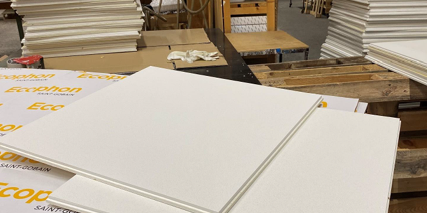 Ecophon uudelleenkäyttölevyjen lajittelua