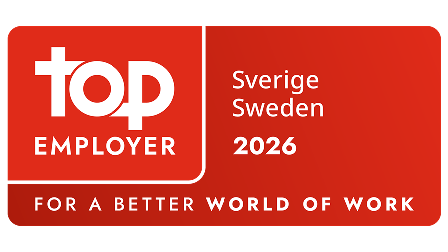 Röd plakett med texten Top Employer Sverige Sweden 2025 och en stiliserad topplogotyp. Nedan står det For a Better World of Work. Bakgrunden har en gradient av mörkare till ljusare röda toner.