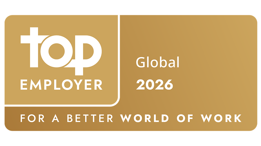 Guldplakett med texten Top Employer Global 2025 och en stiliserad topplogotyp. Nedan står det For a Better World of Work. Bakgrunden har en gradient av mörkare till ljusare guldtoner.
