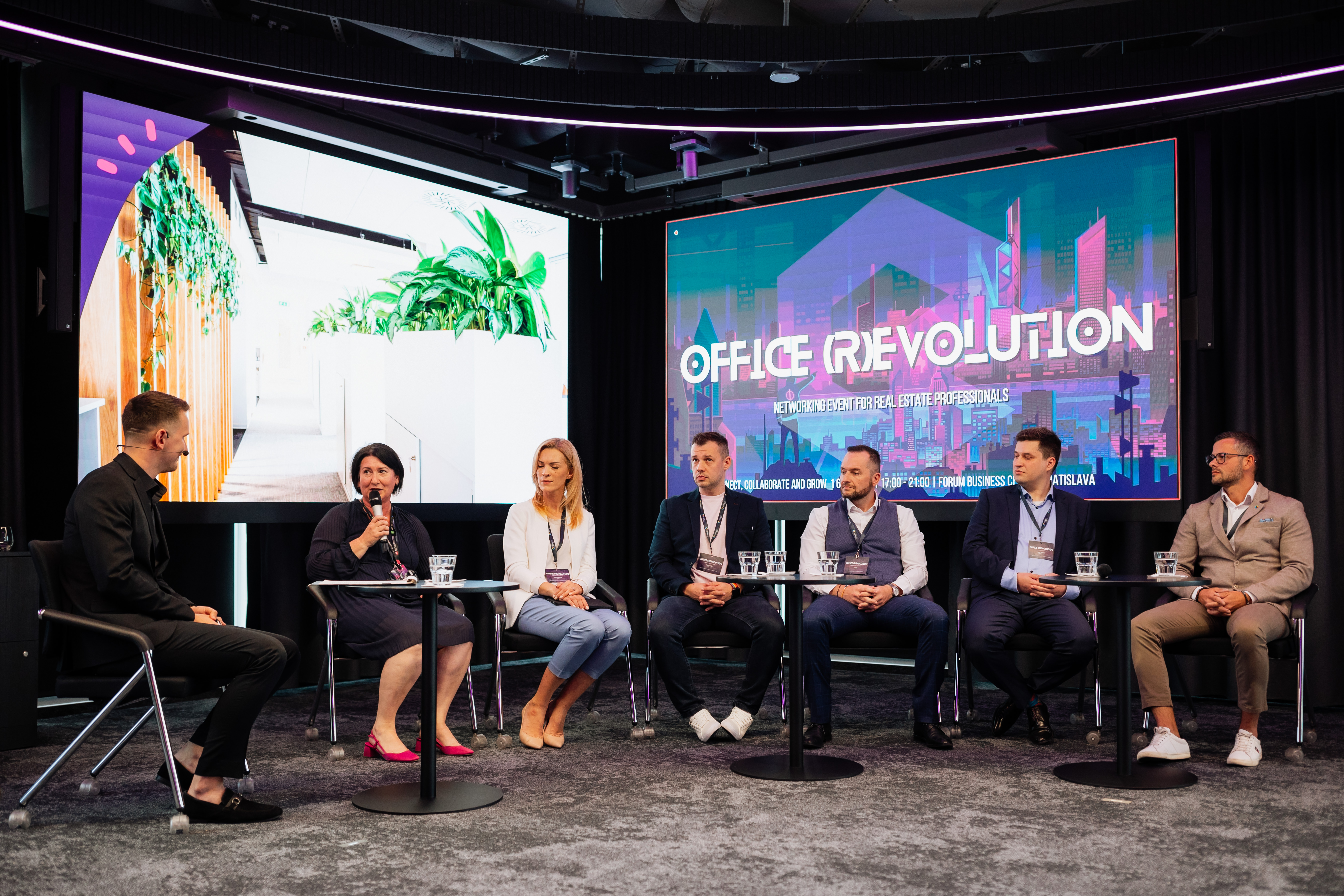  Účastníci diskusie so záujmom sledujú Petra Petraška