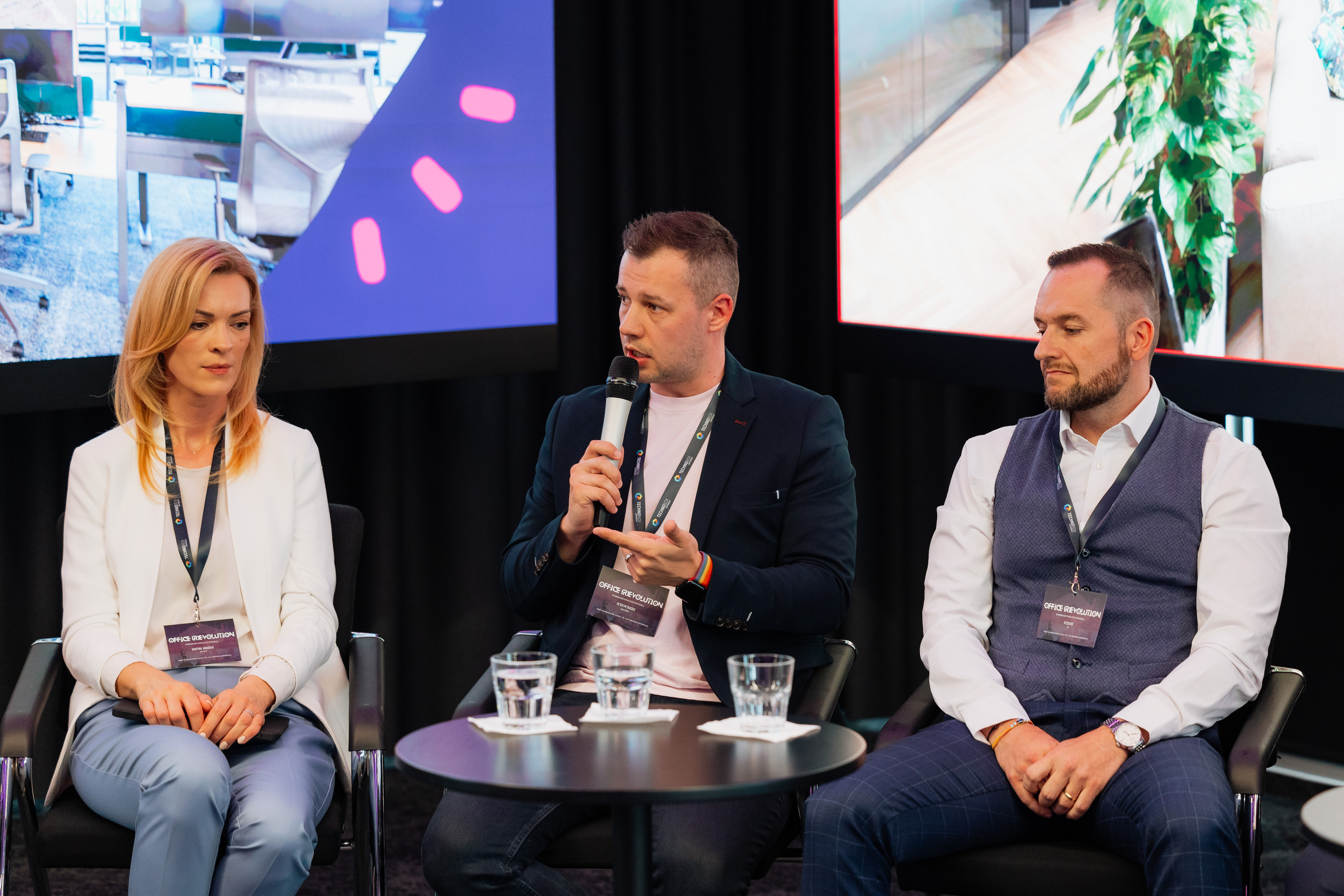 Peter Petraško diskutuje o priestorovej akustike na konferencii Office /R/evolution