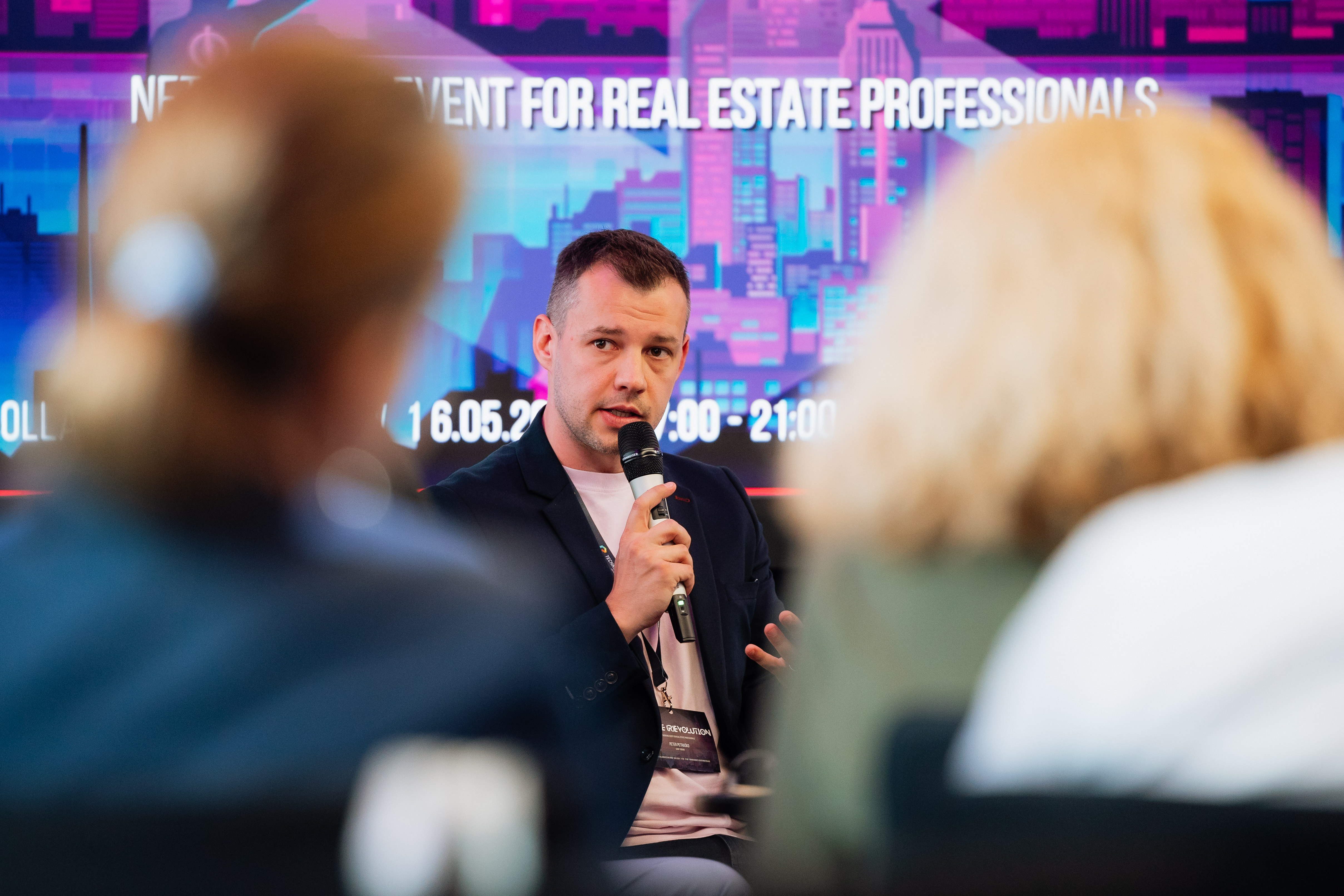 Peter Petraško prednáša na konferencii Office /R/evolution v Bratislave