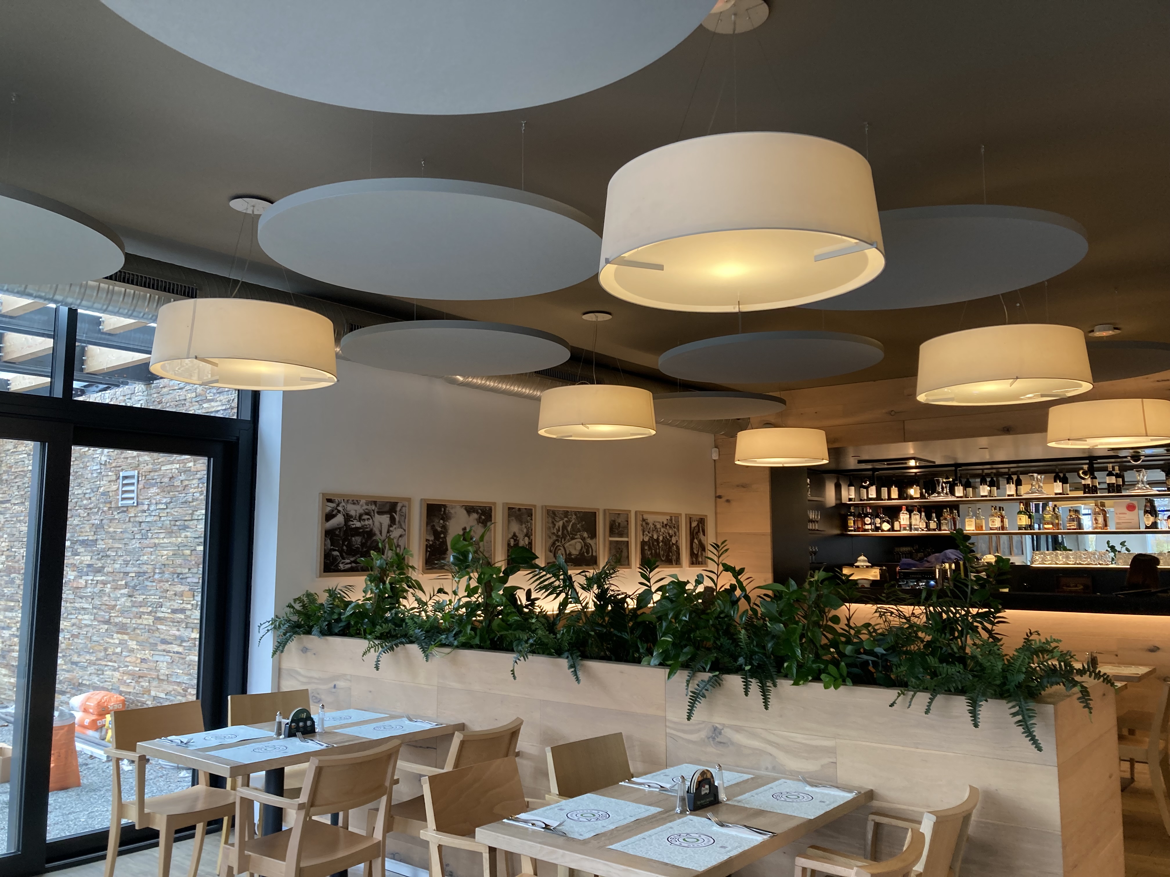 Restaurace Osika po akustické úpravě doplněna o absorbéry Ecophon Solo™ Circle.