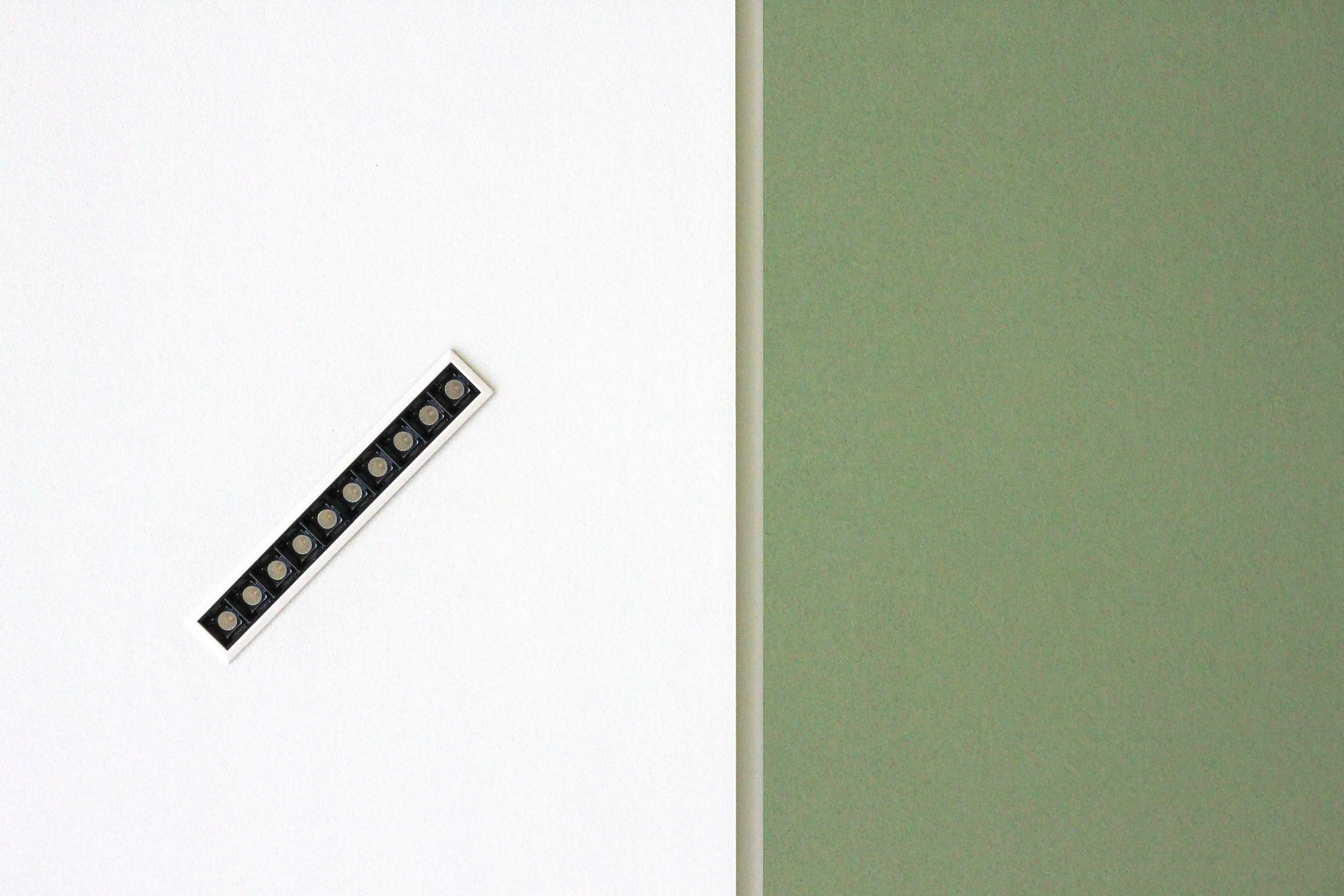 Použity byly velkoformátové kazety s integrovaným osvětlením v bílé a zelené, jak uvádí designér Maximilián Cvengroš ze společnosti InaAs.