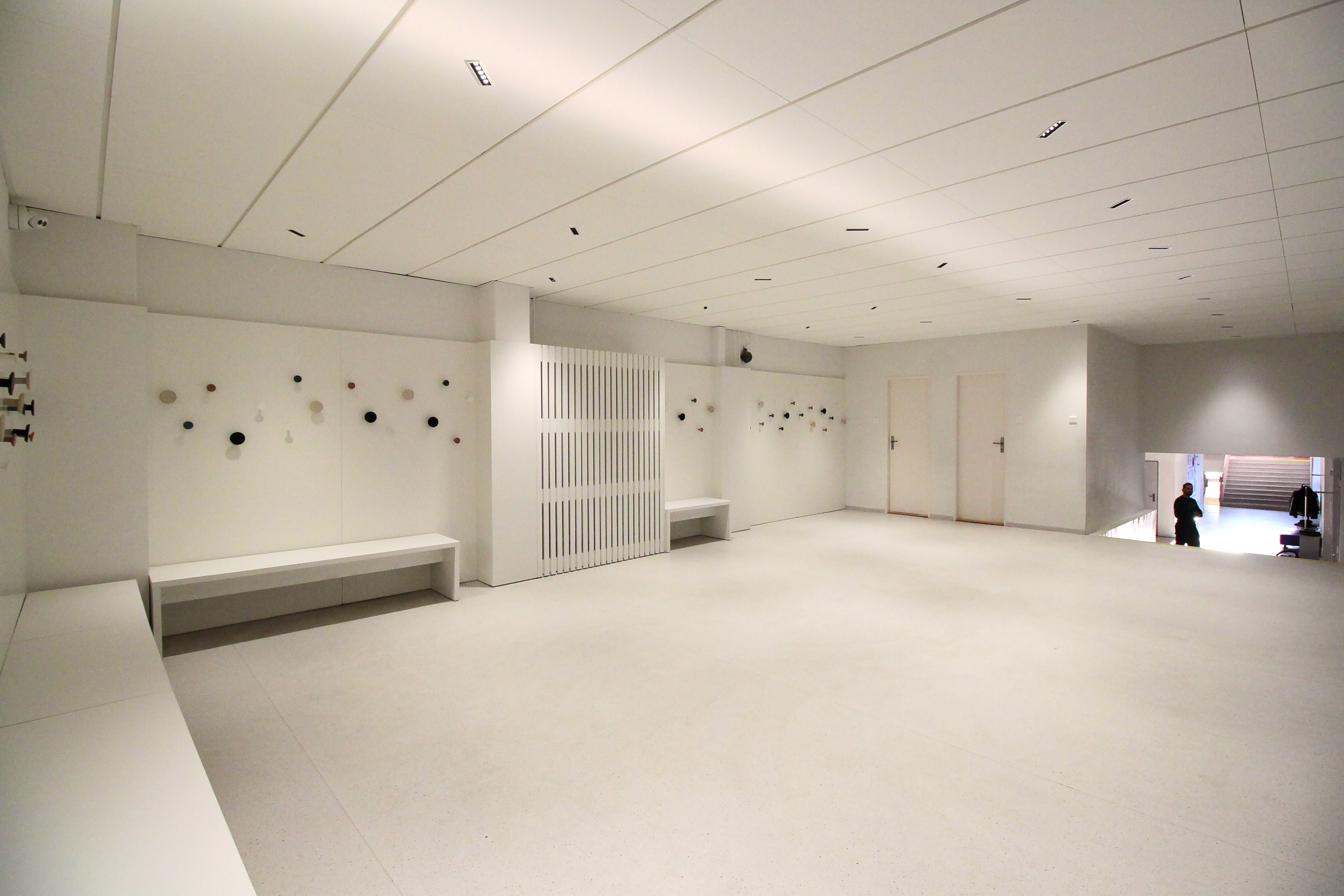  Akustika zohráva kľúčovú úlohu aj vo vstupných priestoroch, kde prispieva k príjemnej a pokojnej atmosfére už pri vstupe.