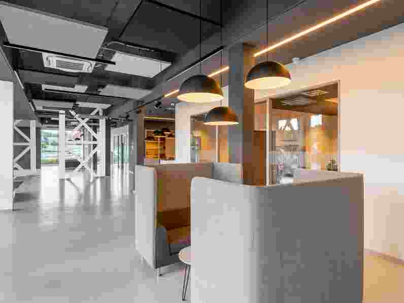 Acoustic suspended ceiling and free-hanging units in office social space