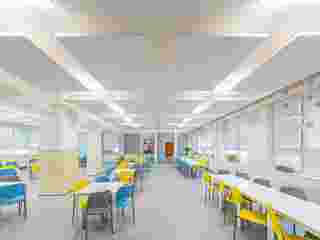 Acoustic ceiling in school canteen