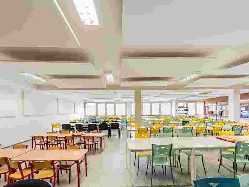 Acoustic free-hanging units and wall panels in large school canteen