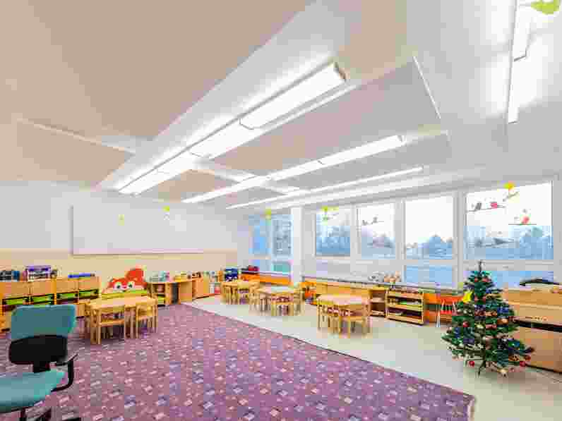 Free hanging acoustic ceiling panels and wall panel in classroom