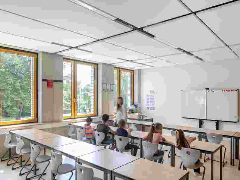 Modular, free-hanging acoustic ceiling in grids in classroom