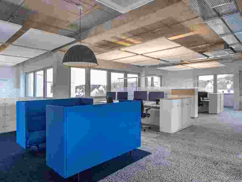 Free hanging acoustic panels in open-plan office