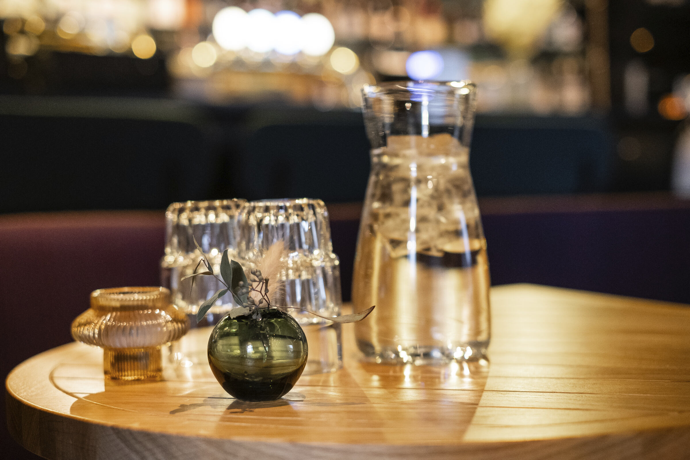 Ravintola Alfred, lähikuva vesikannusta ja laseista