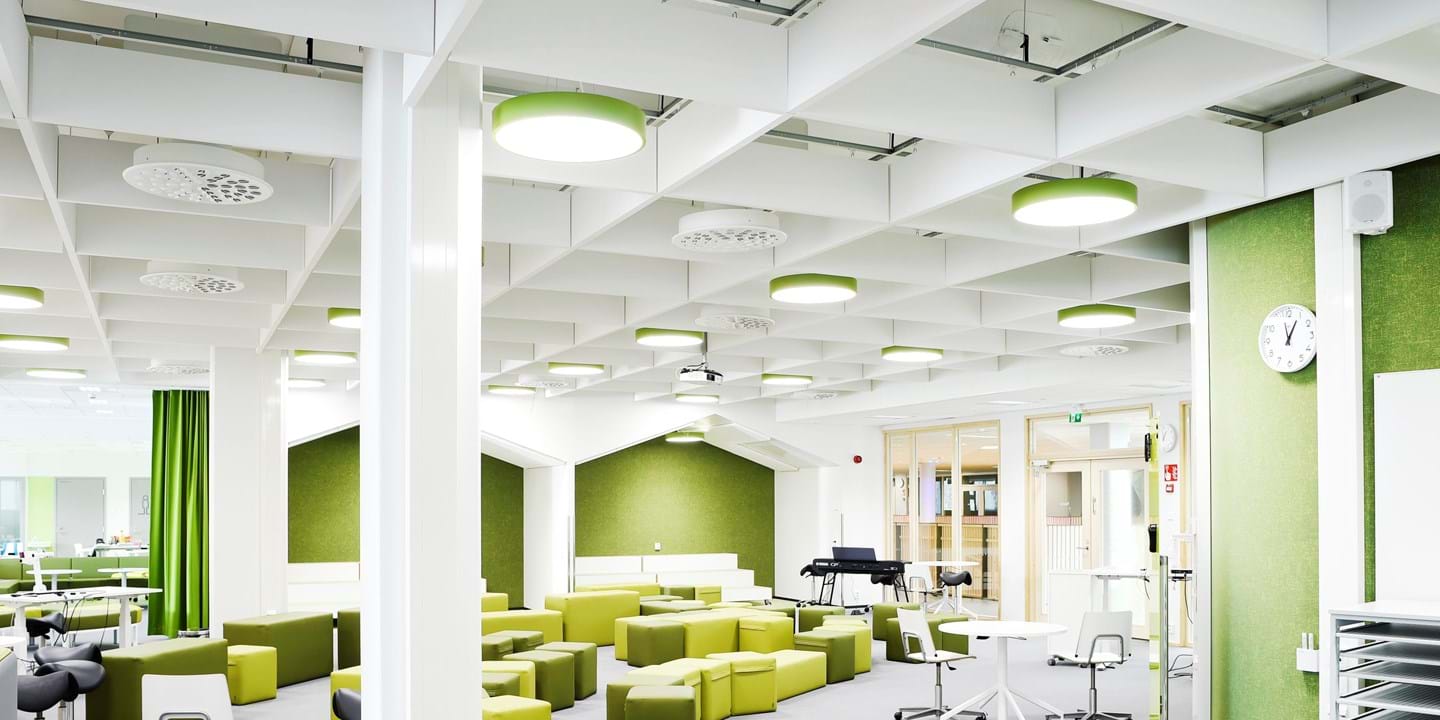 Finland’s Education System: 7 Quiet Power Principles Behind the World’s Most Trusted School Model 3 https://www.ecophon.com/globalassets/media/images/inspiration-images/fi/hiukkavaara-school/_dsc9031_tiff.tif.jpg?heightratio=0.5&mode=crop&quality=90&width=1440