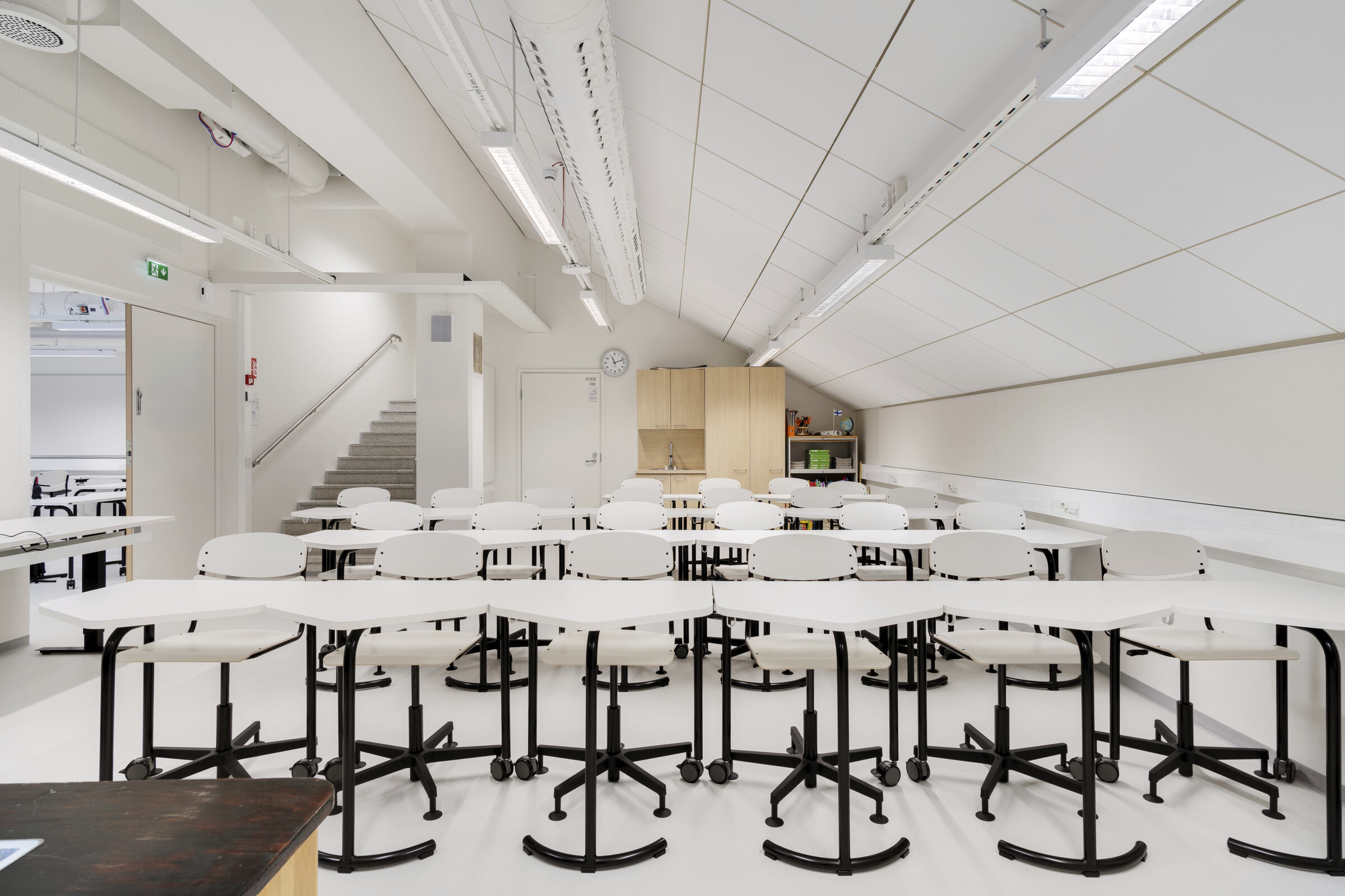 Opetustiloja Hämeenlinnan yhteiskoulussa. Tiloissa on ääntä vaimentava Ecophonin akustiikkakatto.