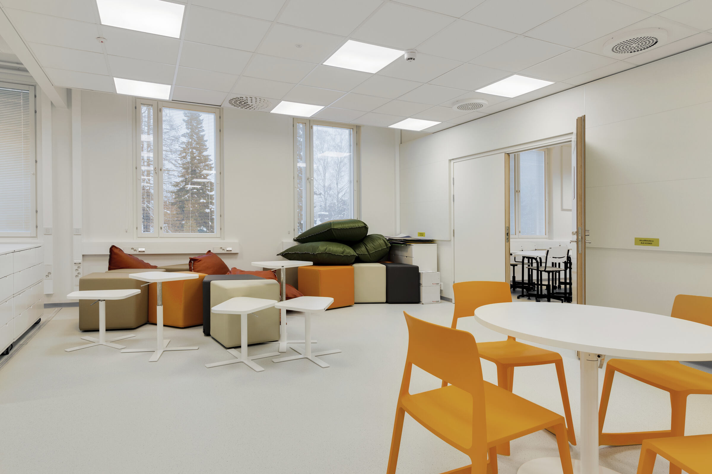 Opetustiloja Hämeenlinnan yhteiskoulussa. Tiloissa on ääntä vaimentava Ecophonin akustiikkakatto.