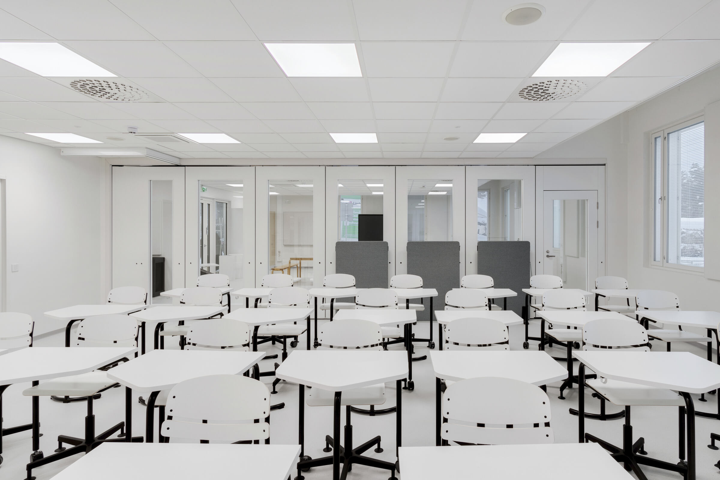 Opetustiloja Hämeenlinnan yhteiskoulussa. Tiloissa on ääntä vaimentava Ecophonin akustiikkakatto.