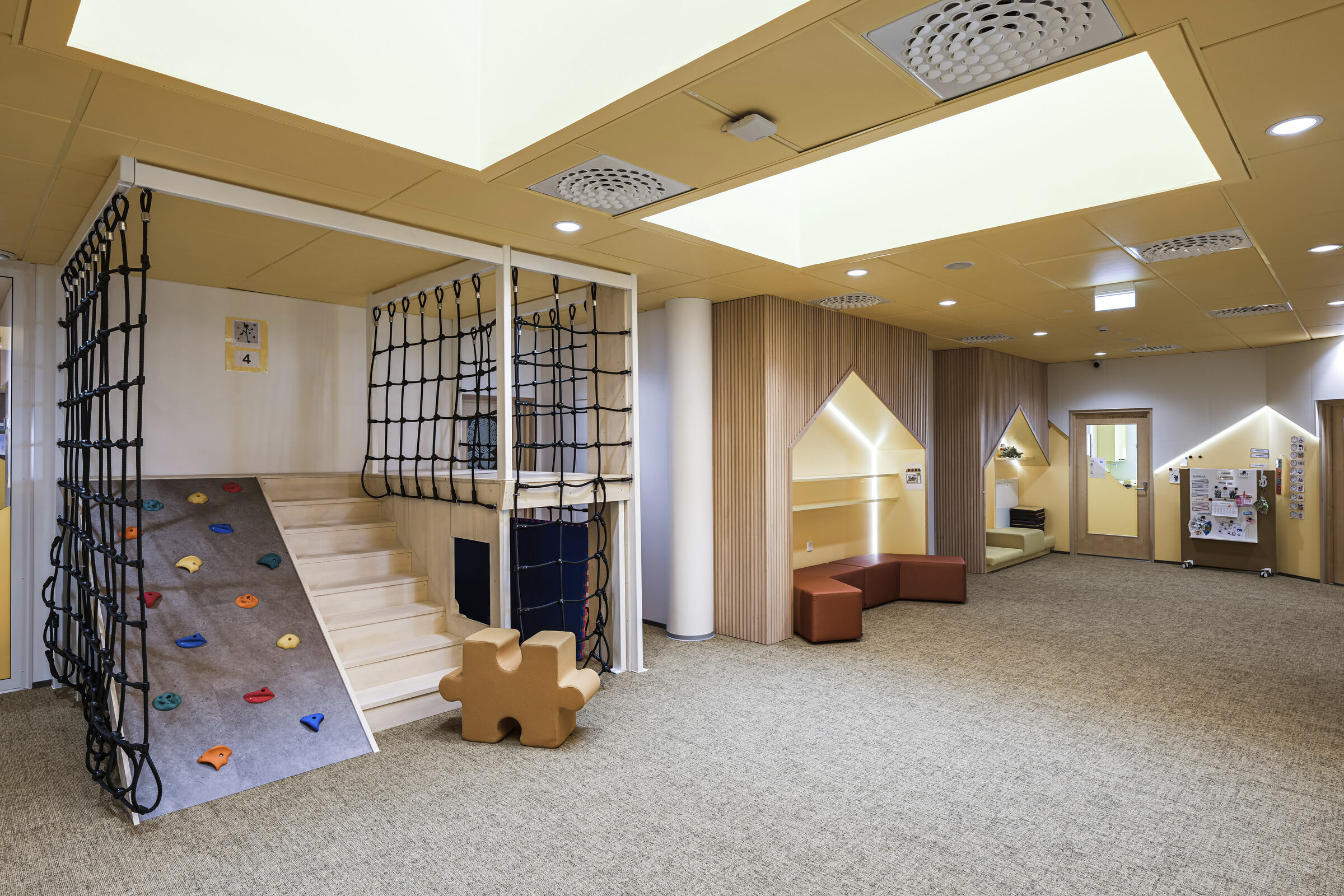 Kiipeilypaikka Karsikon koulussa