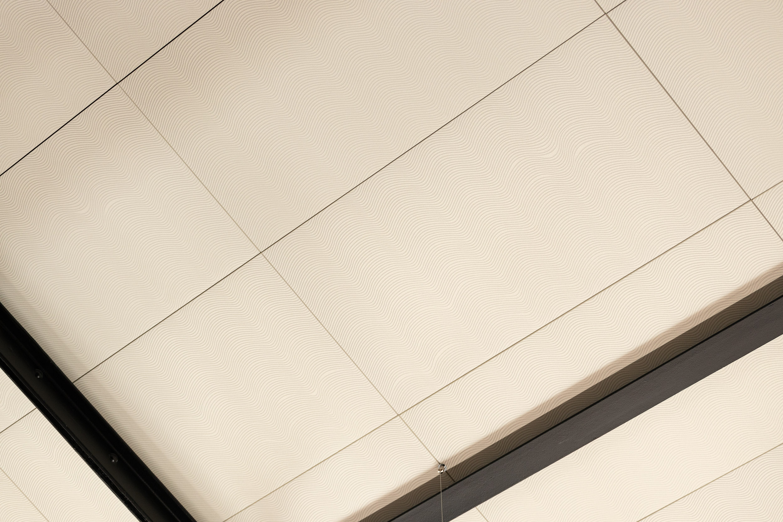 Aaltomasiella kuviolla printattua Ecophon Master SQ -akustiikkalevyä