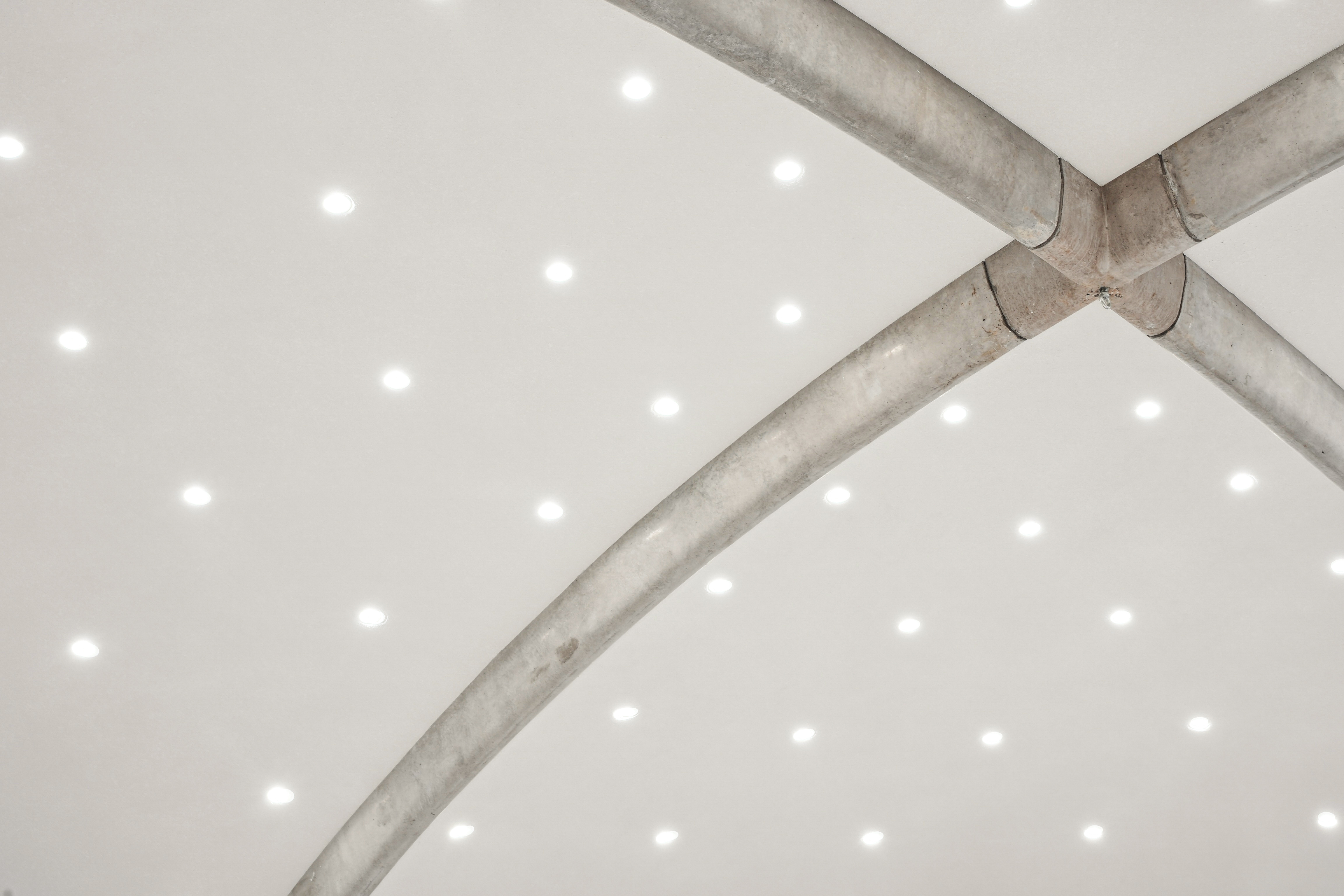 Photo rapprochée de l'enduit acoustique blanc appliqué au plafond