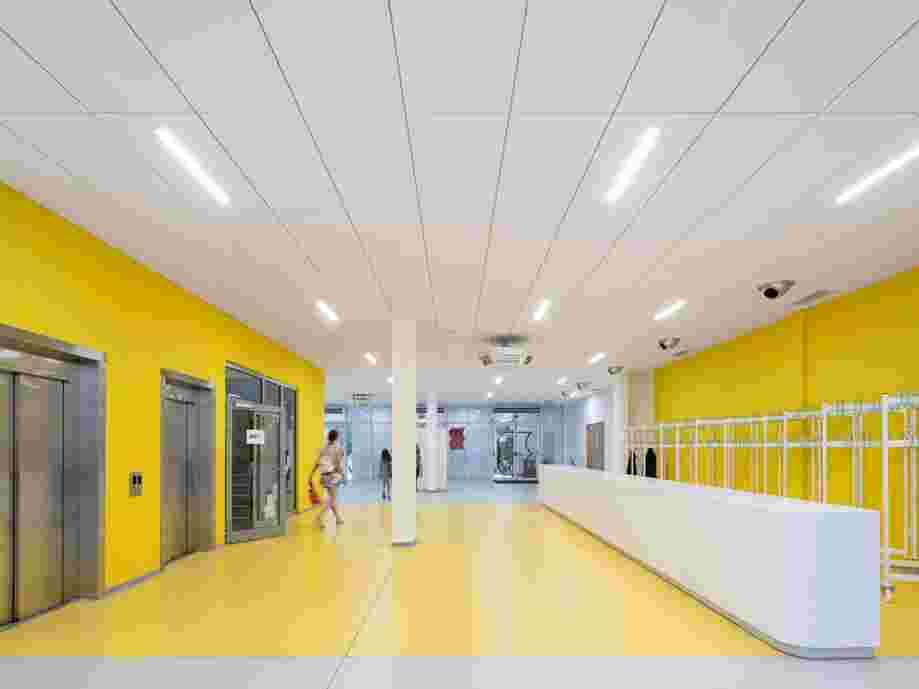 Acoustic ceiling in entrance area