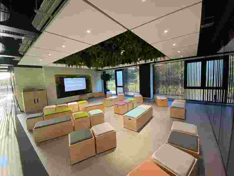 Acoustic ceiling in open space learning environment