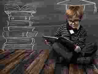 Pojke med glasögon läser bok
