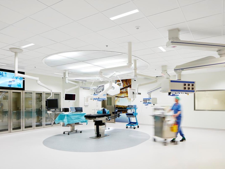 Operating theatre with acoustic ceiling