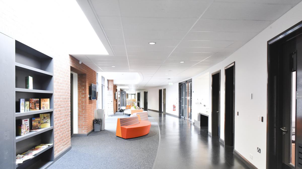 Suspended acoustic ceiling system Ecophon Gedina A in Arvalee school corridor