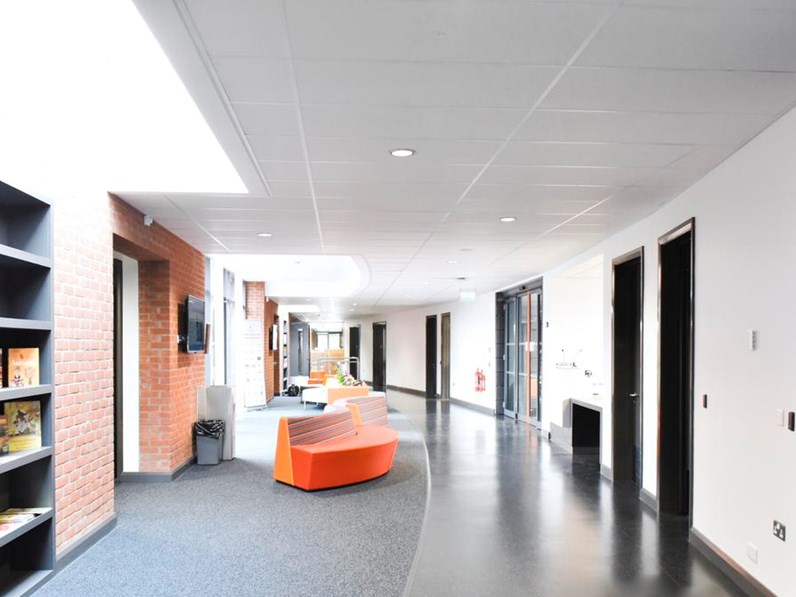 Suspended acoustic ceiling system Ecophon Gedina A in Arvalee school corridor